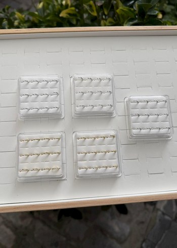 Beyaz ve Altın Renkli Tırnak Süslemeleri - Görsel 3