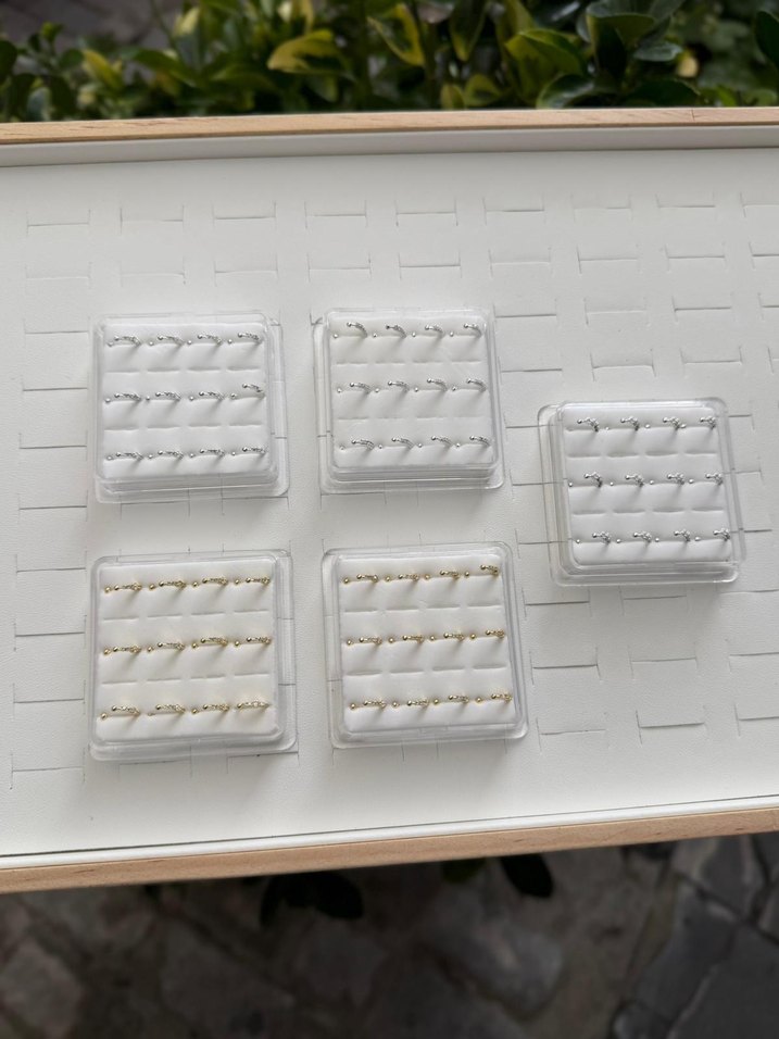 Beyaz ve Altın Renkli Tırnak Süslemeleri - Görsel 3