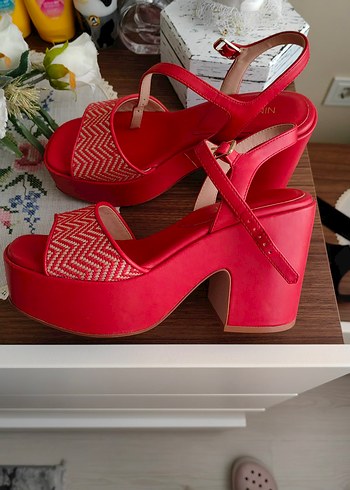 Nine West Kırmızı Nakışlı Dolgu Topuklu Kadın Sandalet
