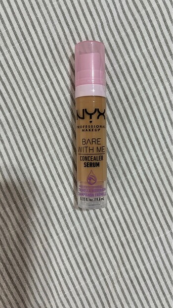 Nyx bare with me kapatıcı Medium Golden rengi