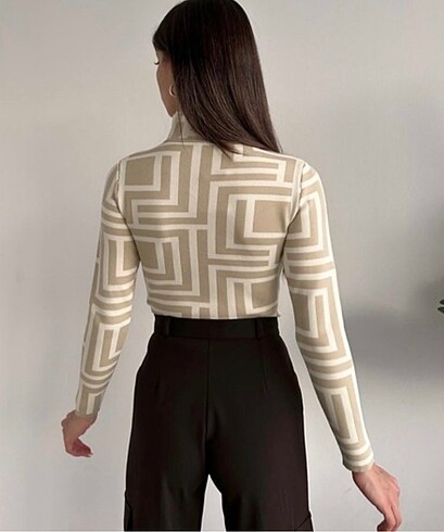 Desenli dik yaka triko bluz - Görsel 2