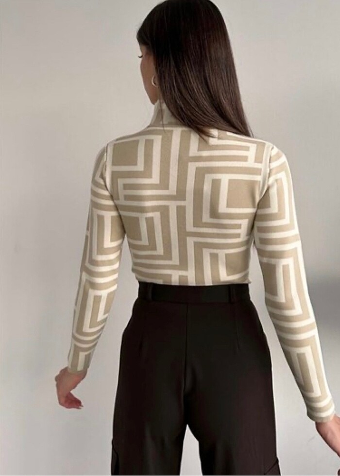 Desenli dik yaka triko bluz - Görsel 2