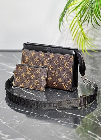 LOUIS VUITTON - Gaston Wearable Wallet Size: 21 x 15.5 cm ??????