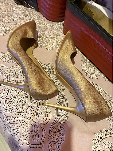 Altın stiletto