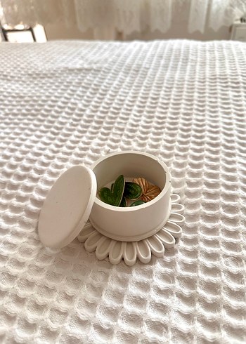 Nakışlı Fırfırlı Beyaz Minimalist Mumluk, takılık