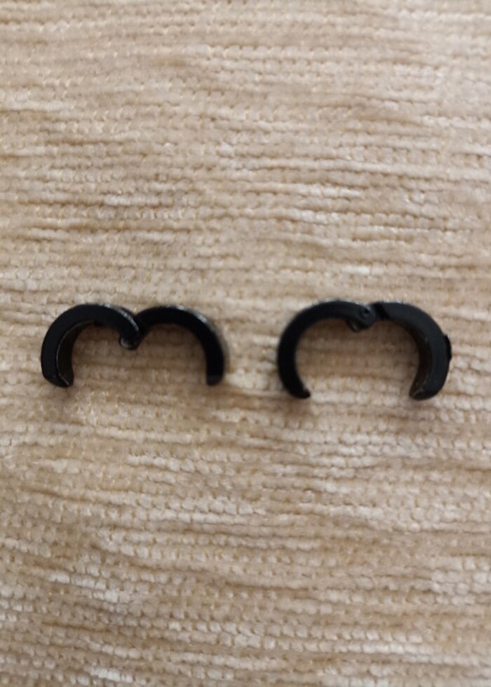 SIKIŞTIRMALI SİYAH ERKEK ÇELİK KÜPE - Görsel 3