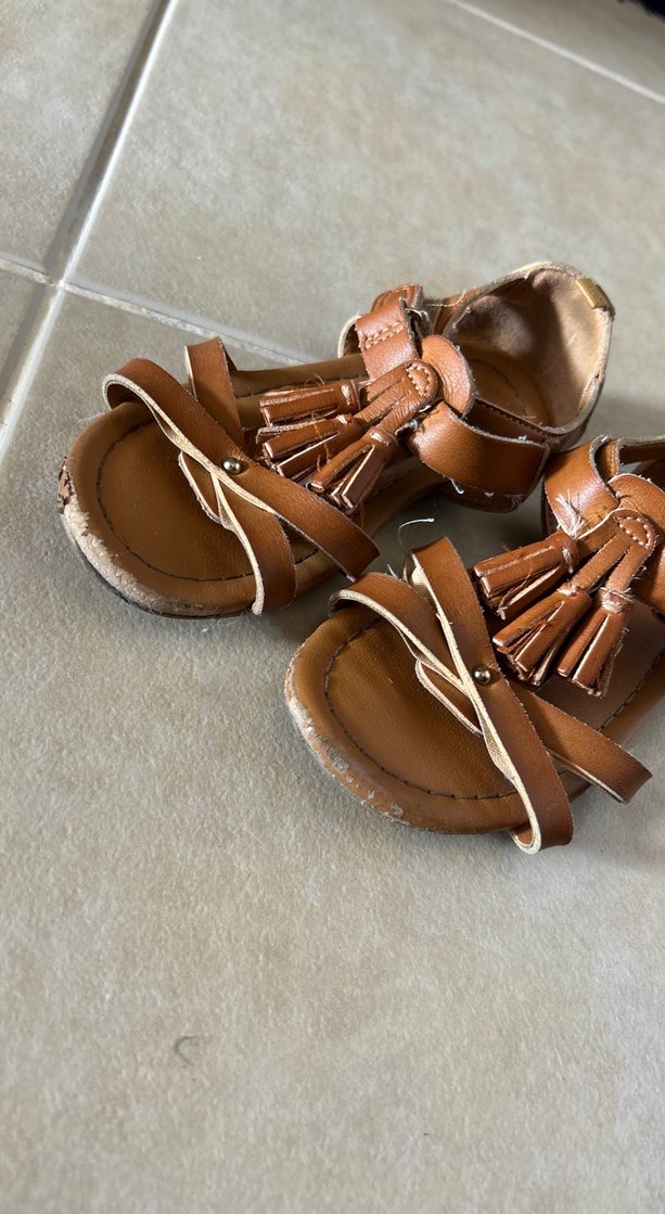 Kahverengi Deri Tokalı Kız Sandalet - Görsel 2