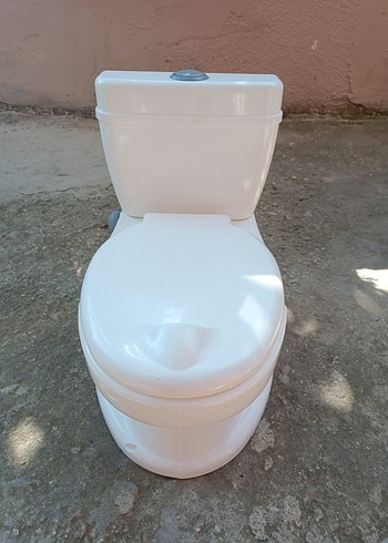 Bebek için beyaz portatif lazımlık