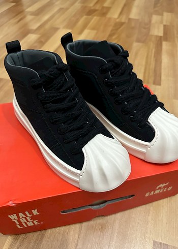 Beyaz Burun Detaylı Siyah Kadın Spor Ayakkabı - Görsel 2