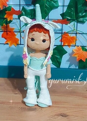 Unicorn kostümlü kız 
