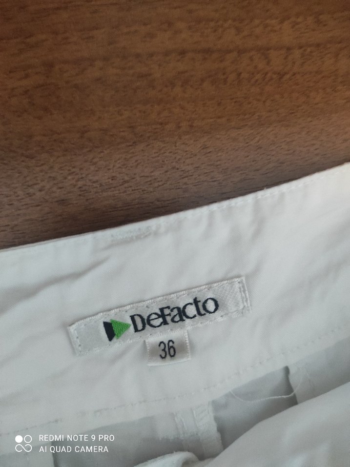 Beyaz Midi Kadın Şort - Görsel 5