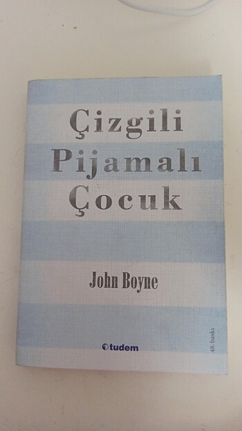 Çizgili pijamalı çocuk 