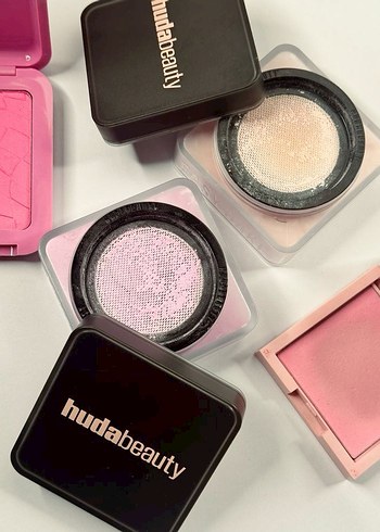 Huda Beauty Easy Bake Siyah Pudra - Görsel 5