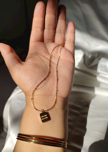 Altın Rengi Zincir Detaylı Minimalist Kolye