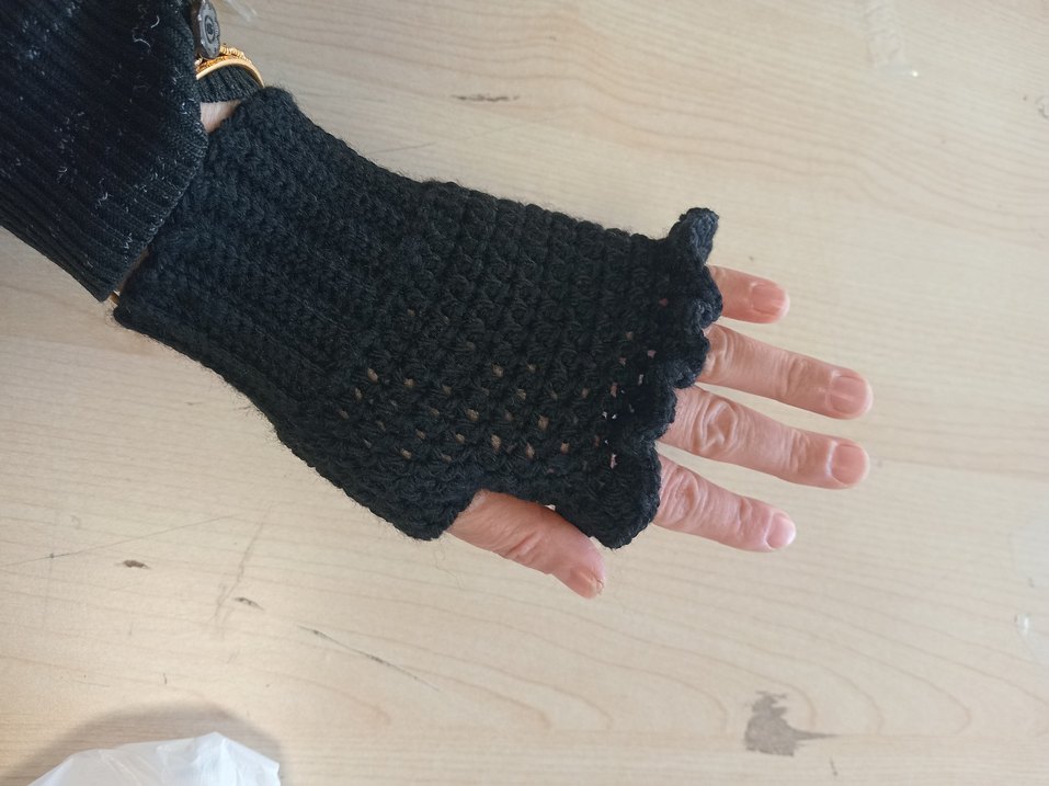 Siyah Örgü Parmaksız Kadın Eldiveni - Görsel 2
