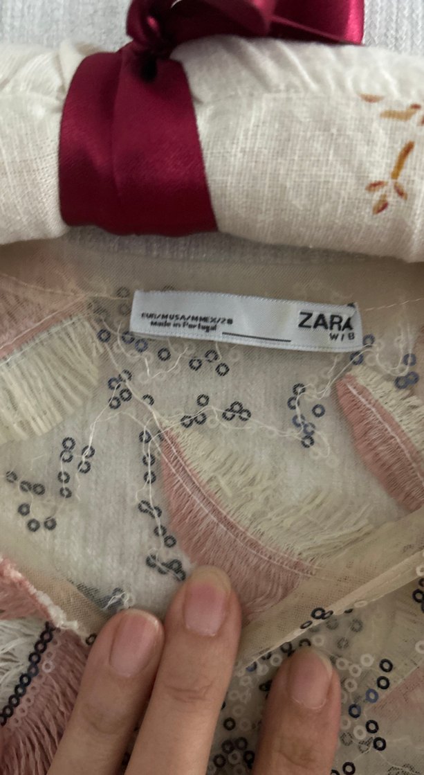 Nakışlı Dantel Detaylı Kısa Kollu Bluz - Görsel 3