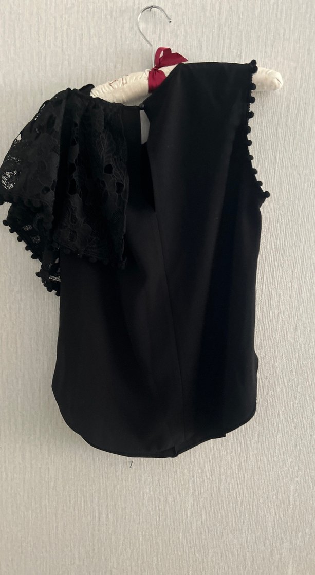 Dantel Detaylı Siyah Kolsuz Mini Bluz - Görsel 3