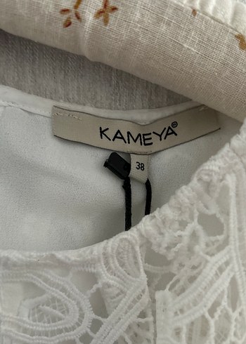 Dantel Detaylı Beyaz Kolsuz Bluz - Görsel 2