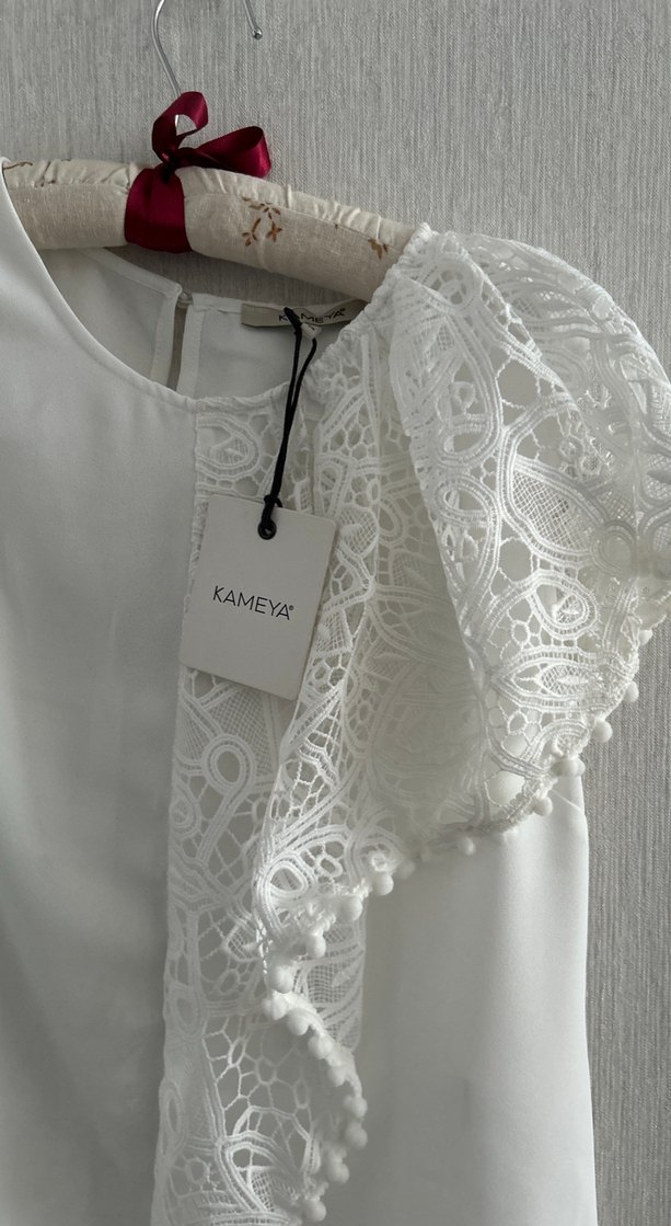 Dantel Detaylı Beyaz Kolsuz Bluz - Görsel 3