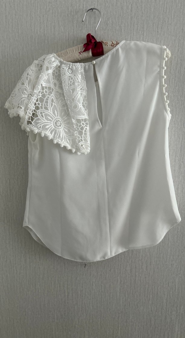 Dantel Detaylı Beyaz Kolsuz Bluz - Görsel 4