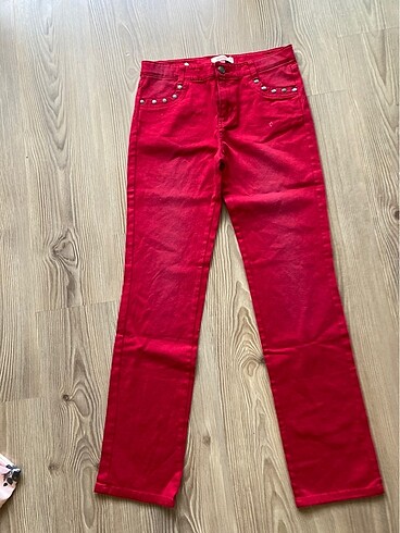 Kırmızı jean pantolon
