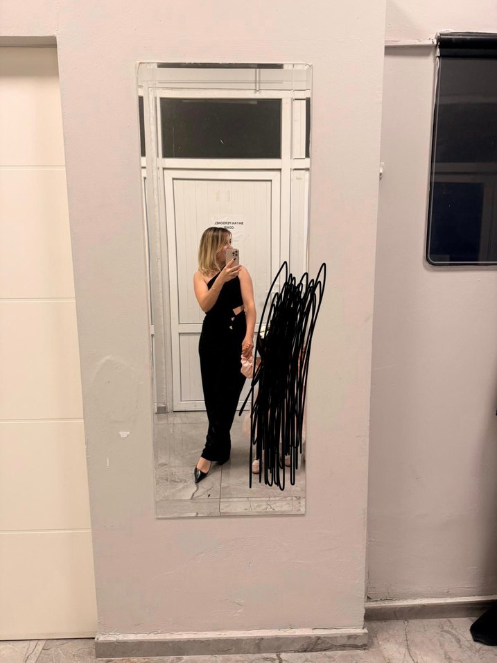 Siyah Drapeli Uzun V Yaka Elbise - Görsel 3