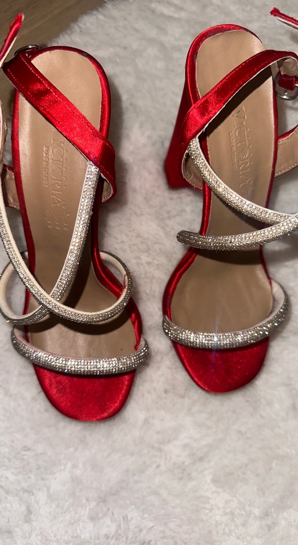 Kırmızı topuklu ayakkabı - Görsel 4