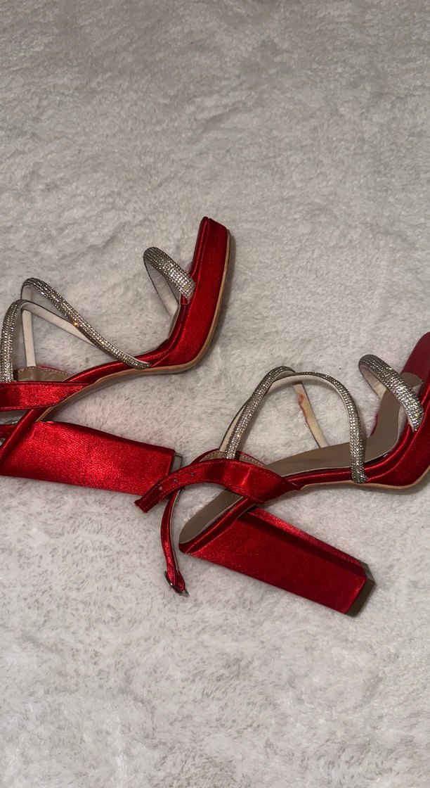 Kırmızı topuklu ayakkabı - Görsel 3