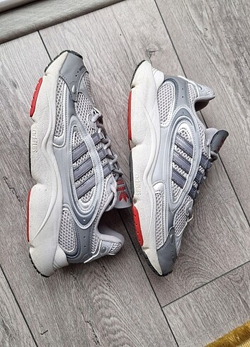 Adidas Ozmillen Sneaker.