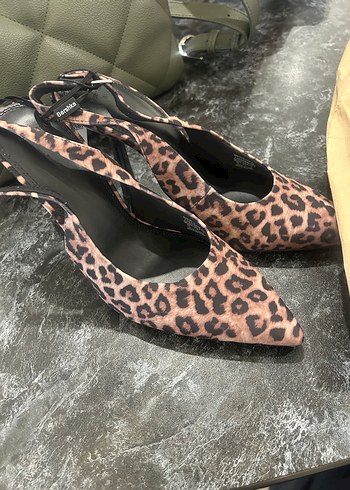 38 Beden Leopar Desenli Kemerli Süet Stiletto