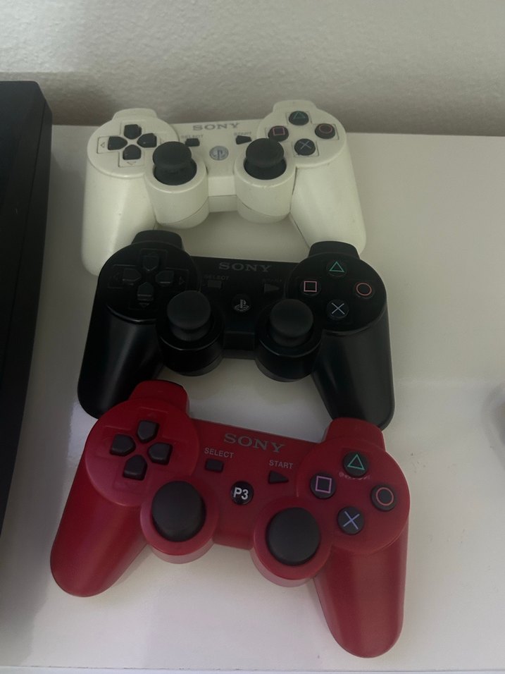 PlayStation 3 Slim Konsol ve 3 Kontrolcü - Görsel 4