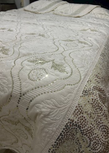 İşlemeli Beyaz Parlak Yatak Örtüsü - Görsel 3