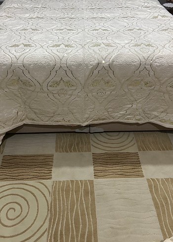 İşlemeli Beyaz Parlak Yatak Örtüsü - Görsel 7