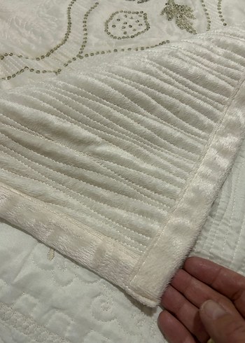 İşlemeli Beyaz Parlak Yatak Örtüsü - Görsel 4