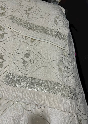 İşlemeli Beyaz Parlak Yatak Örtüsü - Görsel 5