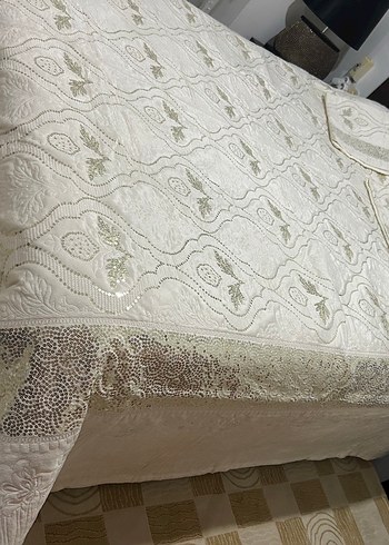 İşlemeli Beyaz Parlak Yatak Örtüsü - Görsel 2