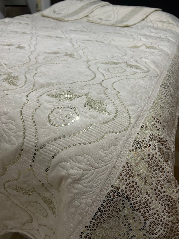 İşlemeli Beyaz Parlak Yatak Örtüsü - Görsel 3