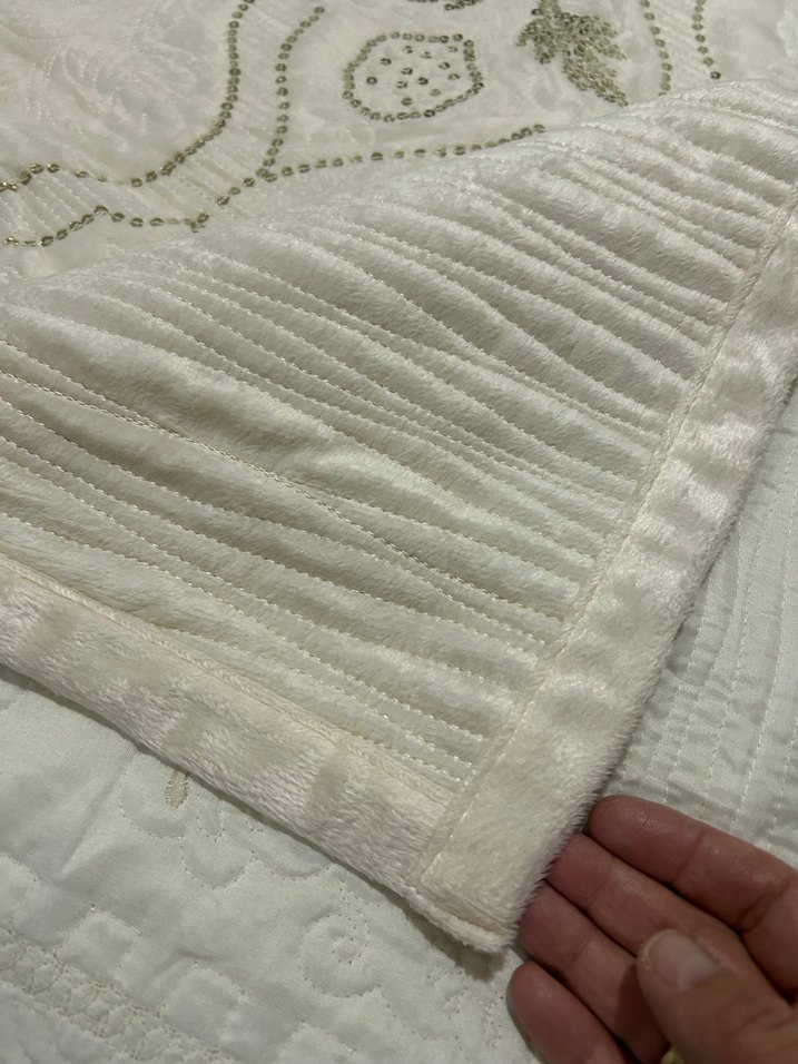 İşlemeli Beyaz Parlak Yatak Örtüsü - Görsel 4