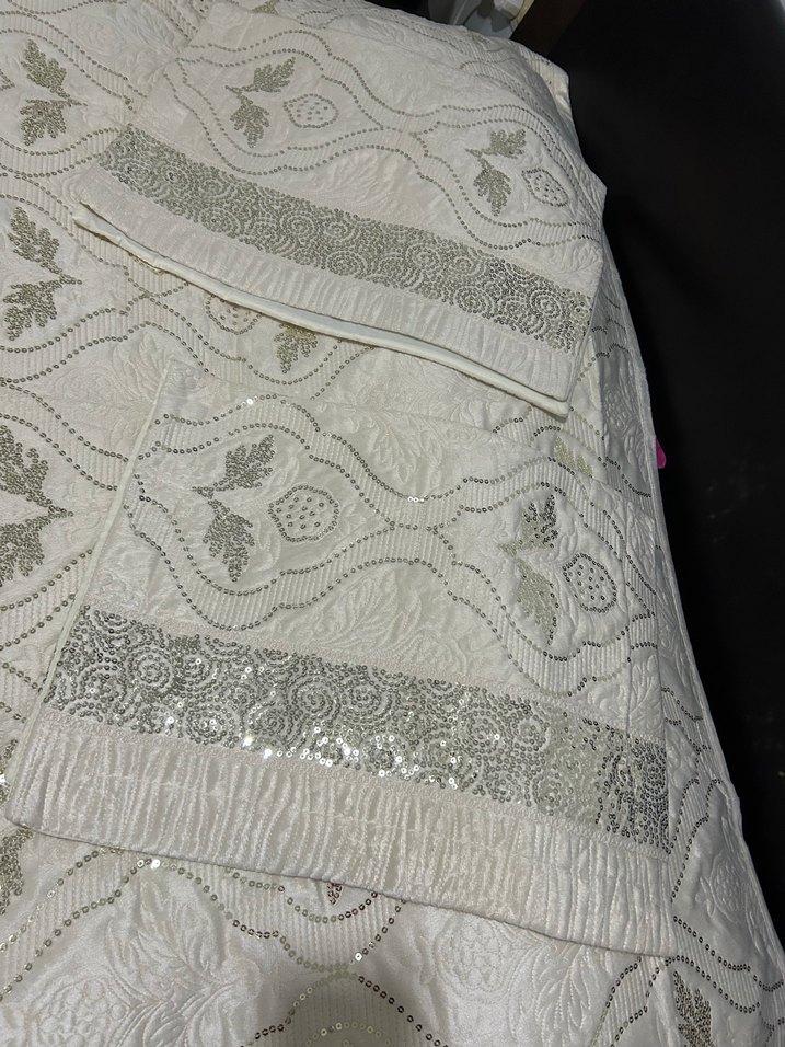 İşlemeli Beyaz Parlak Yatak Örtüsü - Görsel 5