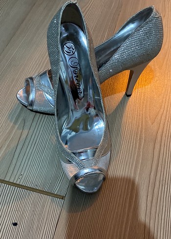 Gri Yılan Desenli Tokalı Yüksek Topuklu Kadın Ayakkabı - Görsel 3