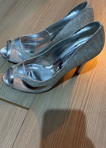 Gri Yılan Desenli Tokalı Yüksek Topuklu Kadın Ayakkabı - Görsel 2