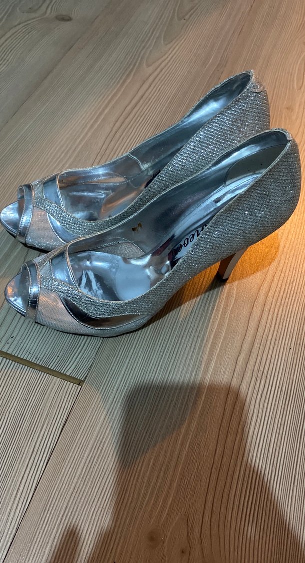 Gri Yılan Desenli Tokalı Yüksek Topuklu Kadın Ayakkabı - Görsel 2