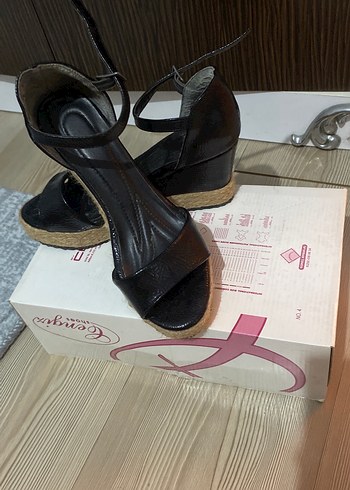 Siyah Yılan Desenli Dolgu Topuklu Sandalet - Görsel 3