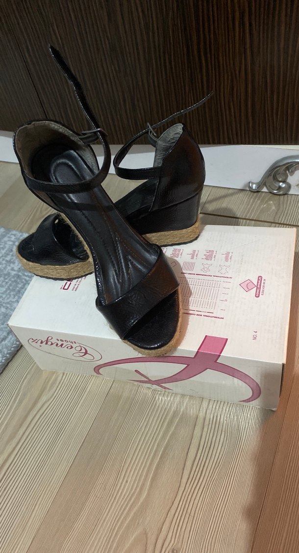 Siyah Yılan Desenli Dolgu Topuklu Sandalet - Görsel 3