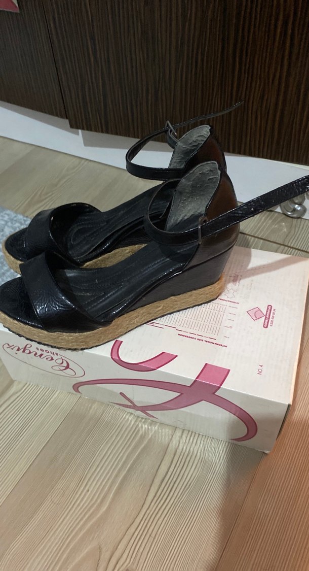 Siyah Yılan Desenli Dolgu Topuklu Sandalet - Görsel 2