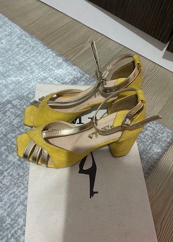 Sarı Süet Kadın Topuklu Sandalet - Görsel 2