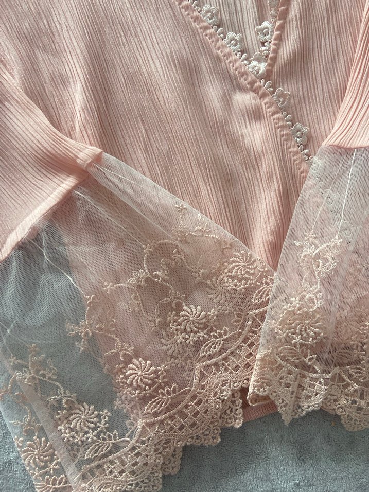 Pudra  V Yaka Dantel Detaylı Kadın Bluz - Görsel 3