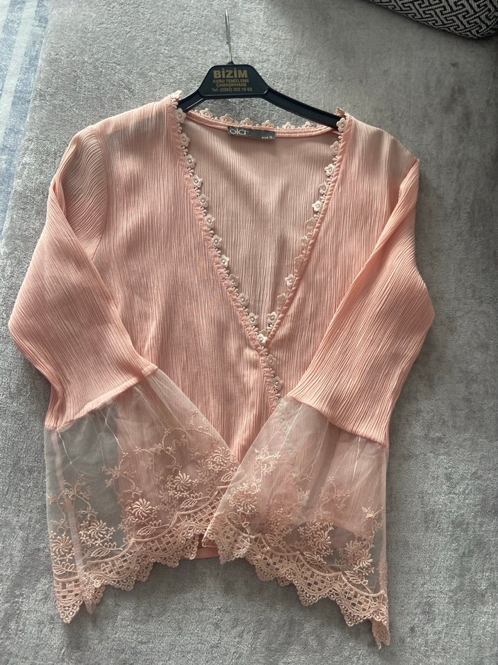 Pudra  V Yaka Dantel Detaylı Kadın Bluz - Görsel 4