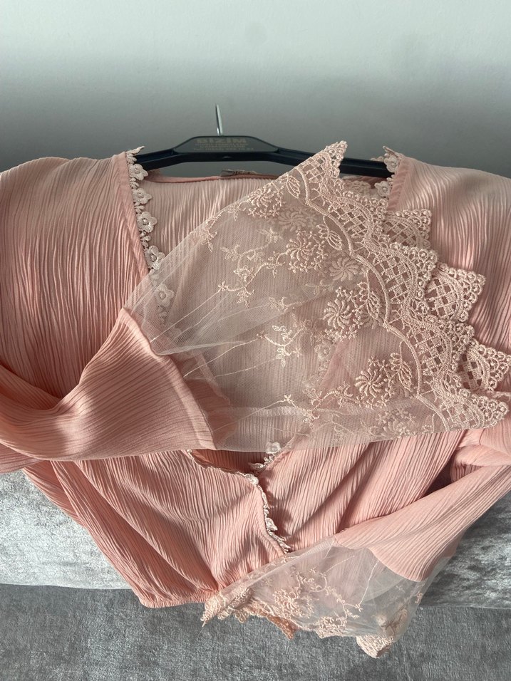 Pudra  V Yaka Dantel Detaylı Kadın Bluz - Görsel 5