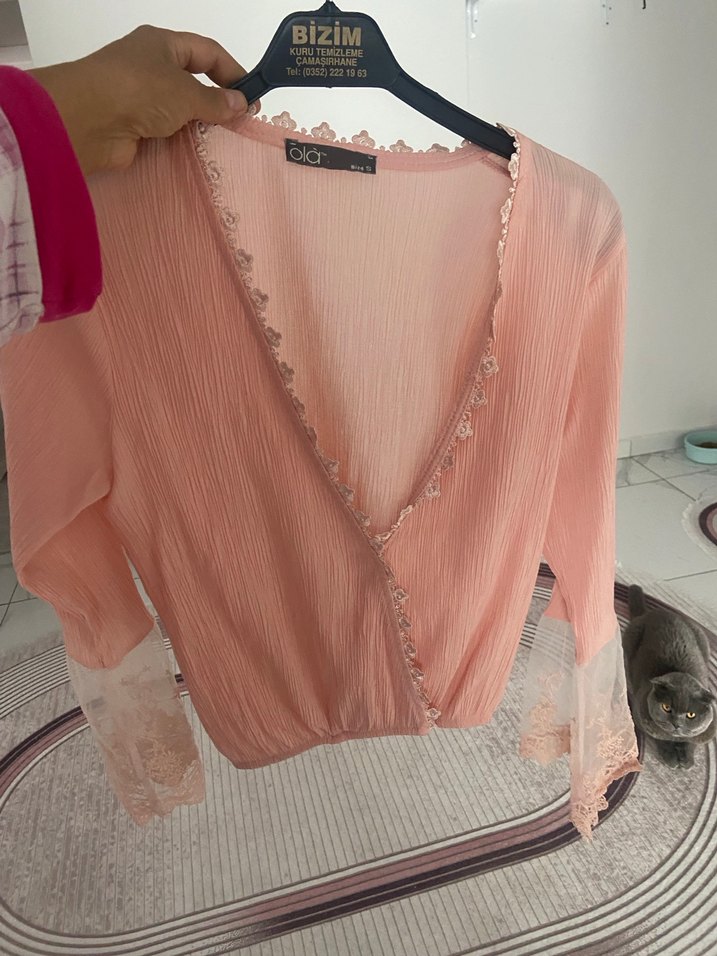 Pudra  V Yaka Dantel Detaylı Kadın Bluz - Görsel 2